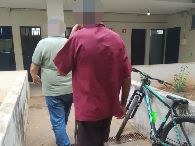 Acusado (camisa vermelha), acompanhado de um policial civil, recebeu benefício da Justiça para responder processo em liberdade. Foto: MIL NOTICIAS