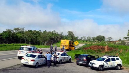 Homem é morto a tiros durante confronto com a polícia após roubar ônibus escolar e render monitor em Piedade — Foto: Diogo Nolasco/TV TEM