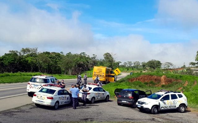 Homem é morto a tiros durante confronto com a polícia após roubar ônibus escolar e render monitor em Piedade — Foto: Diogo Nolasco/TV TEM