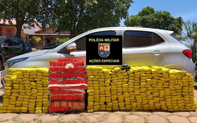 Polícia Militar apreende mais de 400 kg de maconha na Rodovia Olímpio Ferreira da Silva (SP-272), em Pirapozinho (SP) — Foto: Polícia Militar