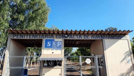 Jovem de 19 anos foi presa quando tentava entrar na penitenciária de Avanhandava com droga no anus. Foto: Divulgação
