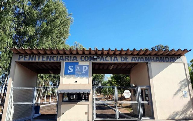 Jovem de 19 anos foi presa quando tentava entrar na penitenciária de Avanhandava com droga no anus. Foto: Divulgação
