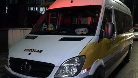 Polícia investiga morte de menino em van
Reprodução