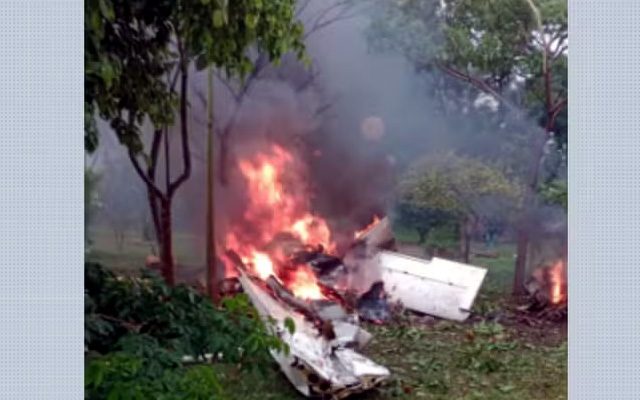 Monomotor cai em Jaboticabal (SP) e deixa mortos — Foto: Redes sociais