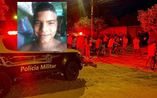 Populares se aglomeraram na frente de residência onde "Sangue" foi executado. (Reprodução/Erlon Chaves)