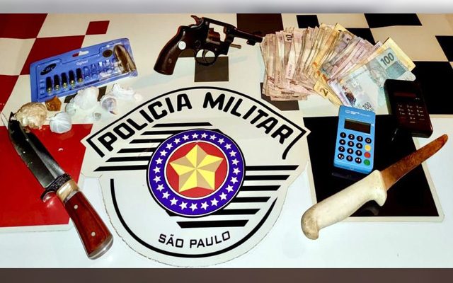 Foram apreendidos crack, cocaina, maconha, arma de fogo, e dinheiro. Foto: PM/Divulgação
