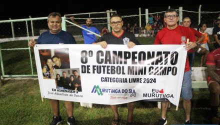A partir da esqw. prefeito Cristiano, o homenageado Zezinho e o organizador do Evento, Edilson Rodrigues. Foto: MIL NOTICIAS