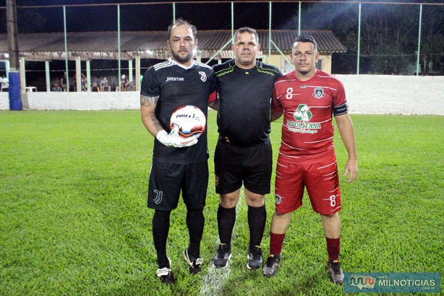 Arbitro Paulinho (c), com os capitães das duas equipes. Foto: Mil Noticias