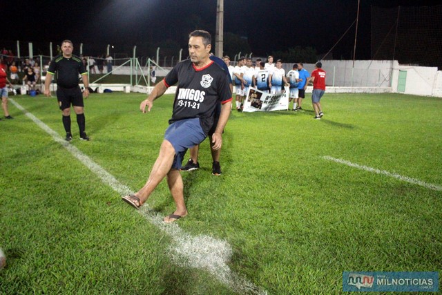 Homenageado Zezinho dá o pontapé inicial do campeonato. Foto: Mil Noticias