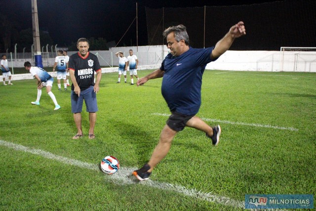 Prefeito Cristiano, mostrando que já mandou bem na bola, dá também o pontapé inicial na competição. Foto: Mil Noticias