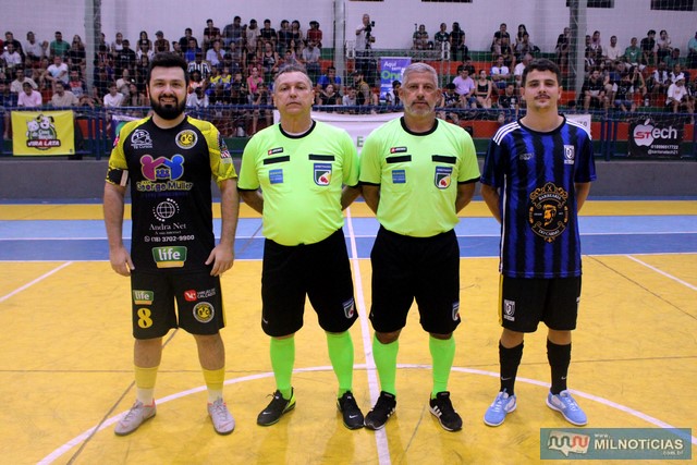 A partir da esq., Diego, capitão do Borussia, arbitros Pipino e Miau e  capitão do Skina. Foto: Mil Noticias