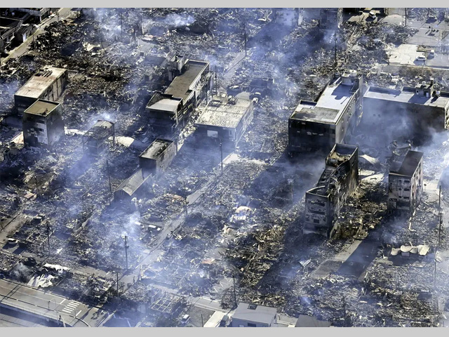 Imagem aérea mostra área devastada por terremoto na região de Ishikawa, na costa oeste do Japão. — Foto: Kyodo News via AP