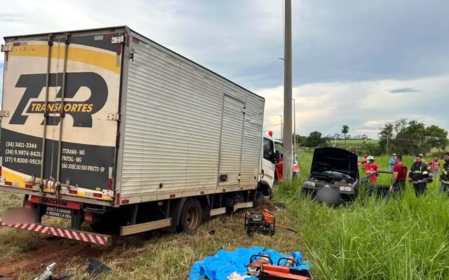 Caminhão atingiu lateral de carro na BR-153 em Nova Granada (SP) — Foto: Rogério Pedrozo/TV TEM