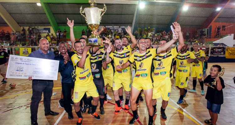 Explosão de alegria na entrega do troféu de campeão ao time do Santo Antônio. Foto: Prefeitura de Andradina