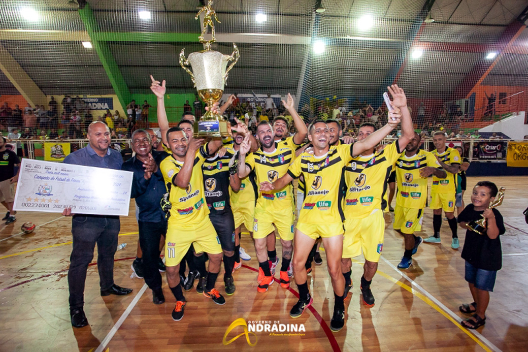 Explosão de alegria na entrega do troféu de campeão ao time do Santo Antônio. Foto: Prefeitura de Andradina