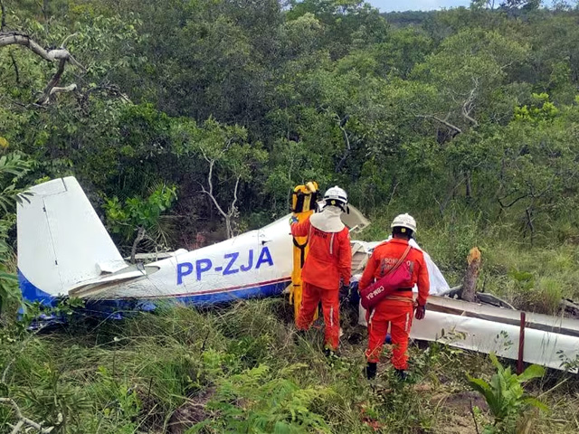 Destroços do avião que caiu e matou três pessoas em Barreiras, no oeste da Bahia — Foto: Divulgação/Corpo de Bombeiros