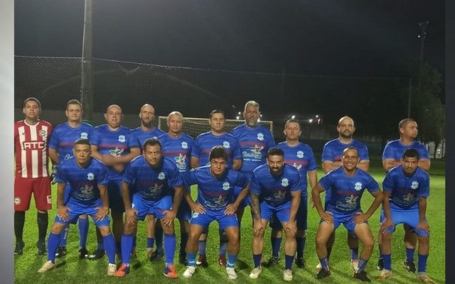 Carisma Calçados sagrou-se campeã do Tornei Interno de Futebol do ATC, categoria Veteranos. Foto: Divulgação