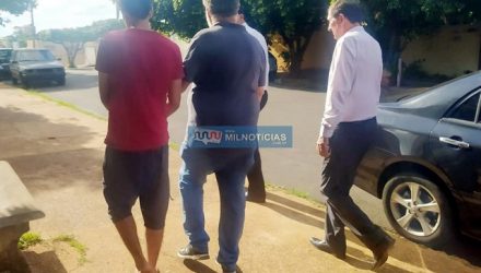 Matheus Kuzminskas (camiseta vermelha), de 24 anos, foi encaminhado inicialmente à cadeia de Penápolis, á disposição da Justiça. Foto: Mil Noticias.