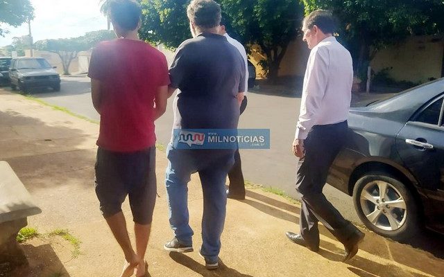 Matheus Kuzminskas (camiseta vermelha), de 24 anos, foi encaminhado inicialmente à cadeia de Penápolis, á disposição da Justiça. Foto: Mil Noticias.