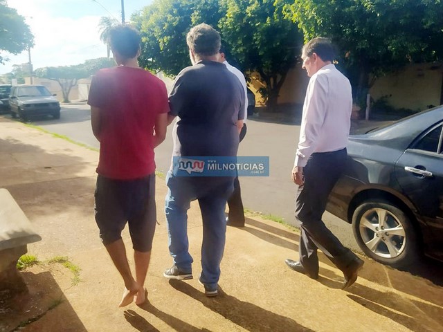 Matheus Kuzminskas (camiseta vermelha), de 24 anos, foi encaminhado inicialmente à cadeia de Penápolis, á disposição da Justiça. Foto: Mil Noticias.