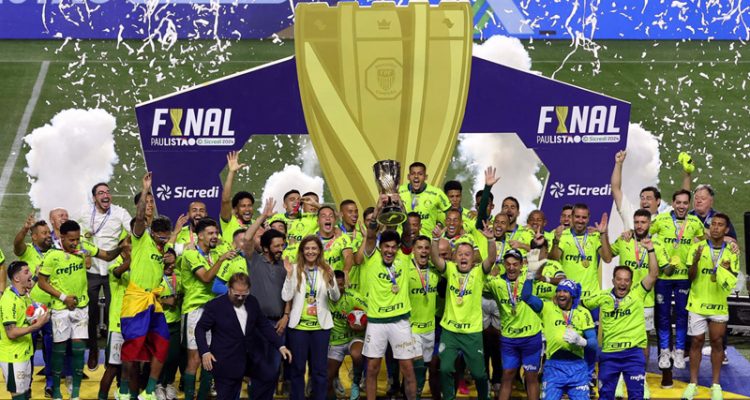 Diretoria, comissão técnica e jogadores da SE Palmeiras, comemoram a conquista do Campeonato Paulista, Série A1, após jogo contra a equipe do Santos FC, na arena Allianz Parque. (Foto: Cesar Greco/Palmeiras/by Canon)