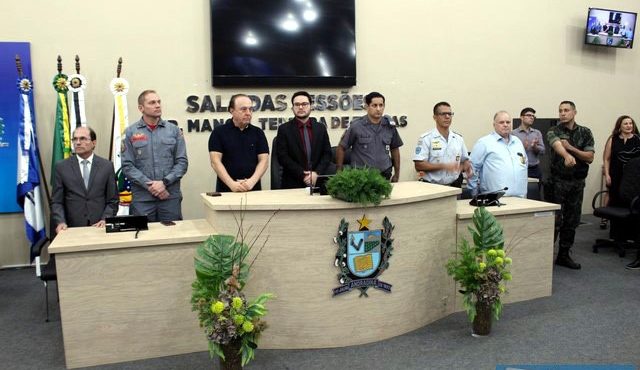 Mesa de Honra formada para a entrega das Medalhas Tiradentes. Fotos: Mil Noticias