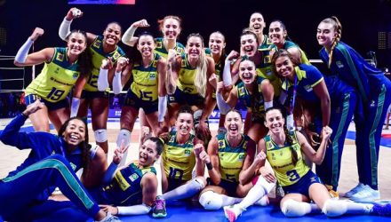 Brasileiras comemoram vitória sobre a Itália — Foto: Volleyball World