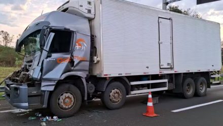 Motorista do caminhão baú sofreu fratura na altura do joelho. Foto: Polícia Rodoviária