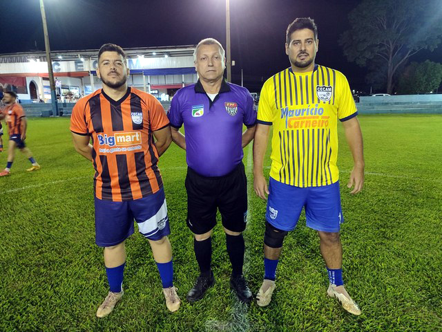 A partir da esq., Frank, capitão da Casa de Carnes, arbitro Pipino e
Rogério Tuffy, capitão da Nova Opção