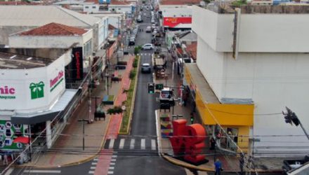 Centro comercial de Andradina, na rua Paes Leme. Divlugação