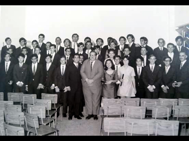 Zé Mariani, ao centro, de terno cinza, sendo homenageado por alunos da FIRB, na década de 1980.