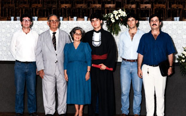 Família Mariani reunida em julho de 1987. Da esquerda para a direita: Eduardo, Zé Mariani, Maria da Glória (Maroca), Augusto, André e Toninho. Um registro da família unida.